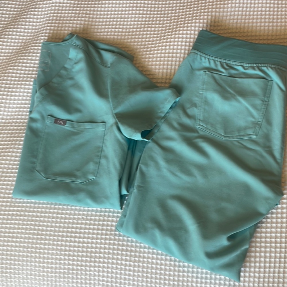 Figs Scrubs Catarina top & Jogger pants